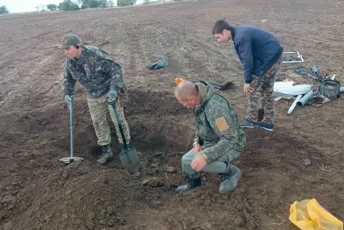 В поле Крыма обнаружили останки красноармейца, личность пока не установили