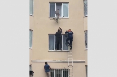 Закрытых в квартире на третьем этаже малышей спасли через окно в Пятигорске Скриншот видео