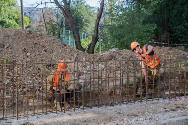 В Севастополе ремонтируют подпорную стену на улице Боцманской