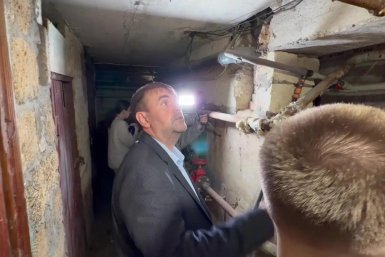В доме Симферополя после ремонта теплосети проверили коммуникации в подвале