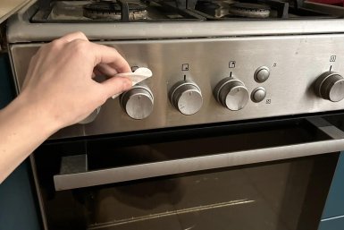 3 капли на ватку — и засаленные ручки плиты снова сияют: хоть на выставку отправляй — светятся в темноте