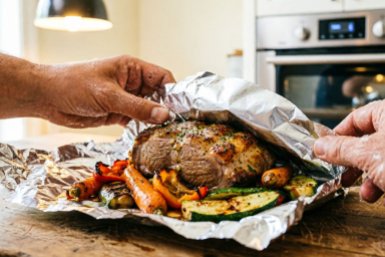 Вы годами делаете это неправильно: блестящая или матовая - какой стороной заворачивать еду в фольгу?