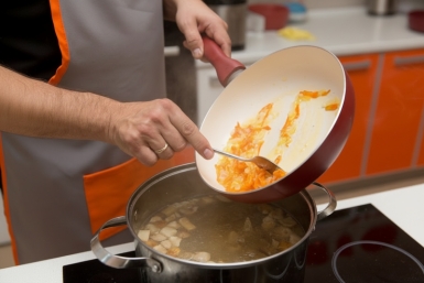 Лук в супе - когда резать, когда жарить, а когда класть целиком: простые правила для идеального бульона
