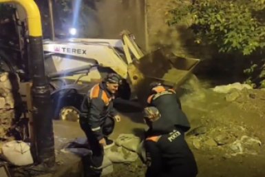 В Ялте эвакуировали 10 человек, троллейбусный парк завалило грунтом