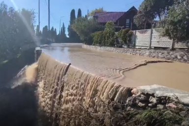 В Алупке из берегов вышла река Хара-Баир, вода проникает в дома