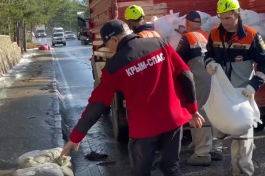 На трассе "Ялта — Севастополь" вода вышла на проезжую часть