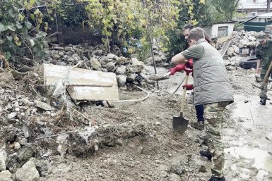 Крымская молодёжь помогает жителям Кореиза справиться с последствиями наводнения