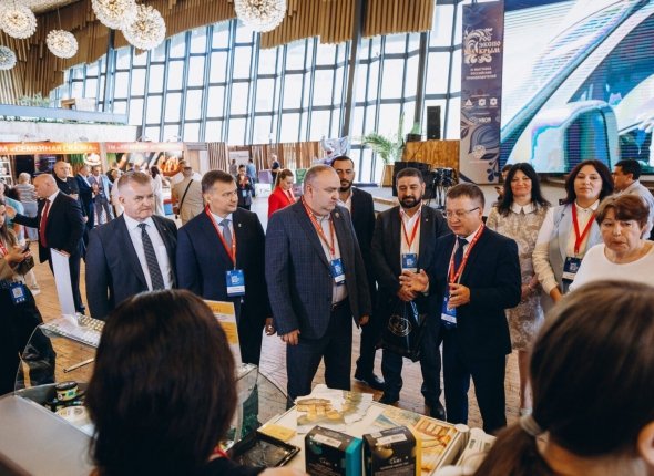 Выставка "Под Крымским небом" открылась в Симферополе