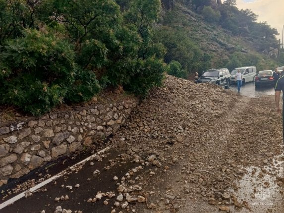 В Крыму из-за ливня в районе Симеиза сошел сель, затопило несколько зданий