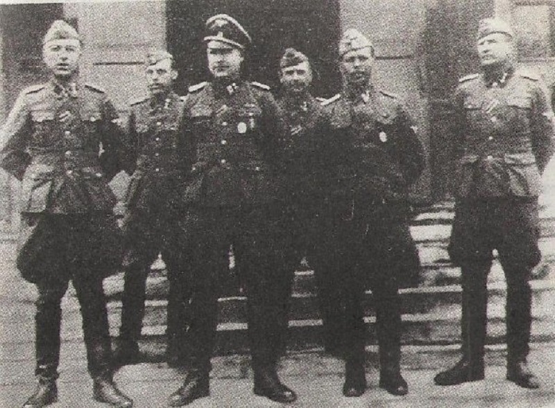 Командование зондеркоманды 10-а в Краснодаре. В центре— Курт Кристман, 1942 г