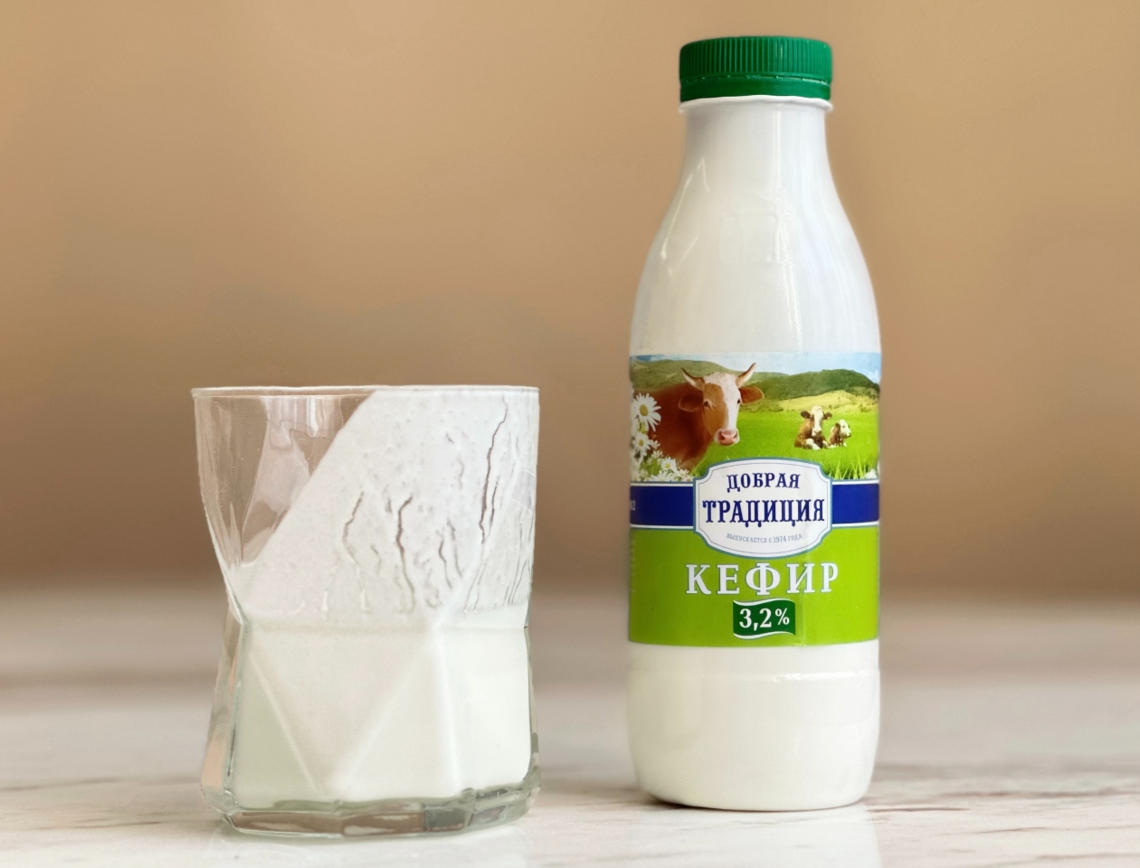 С чего начинается день в производственном цехе молочного завода "Магаданский"