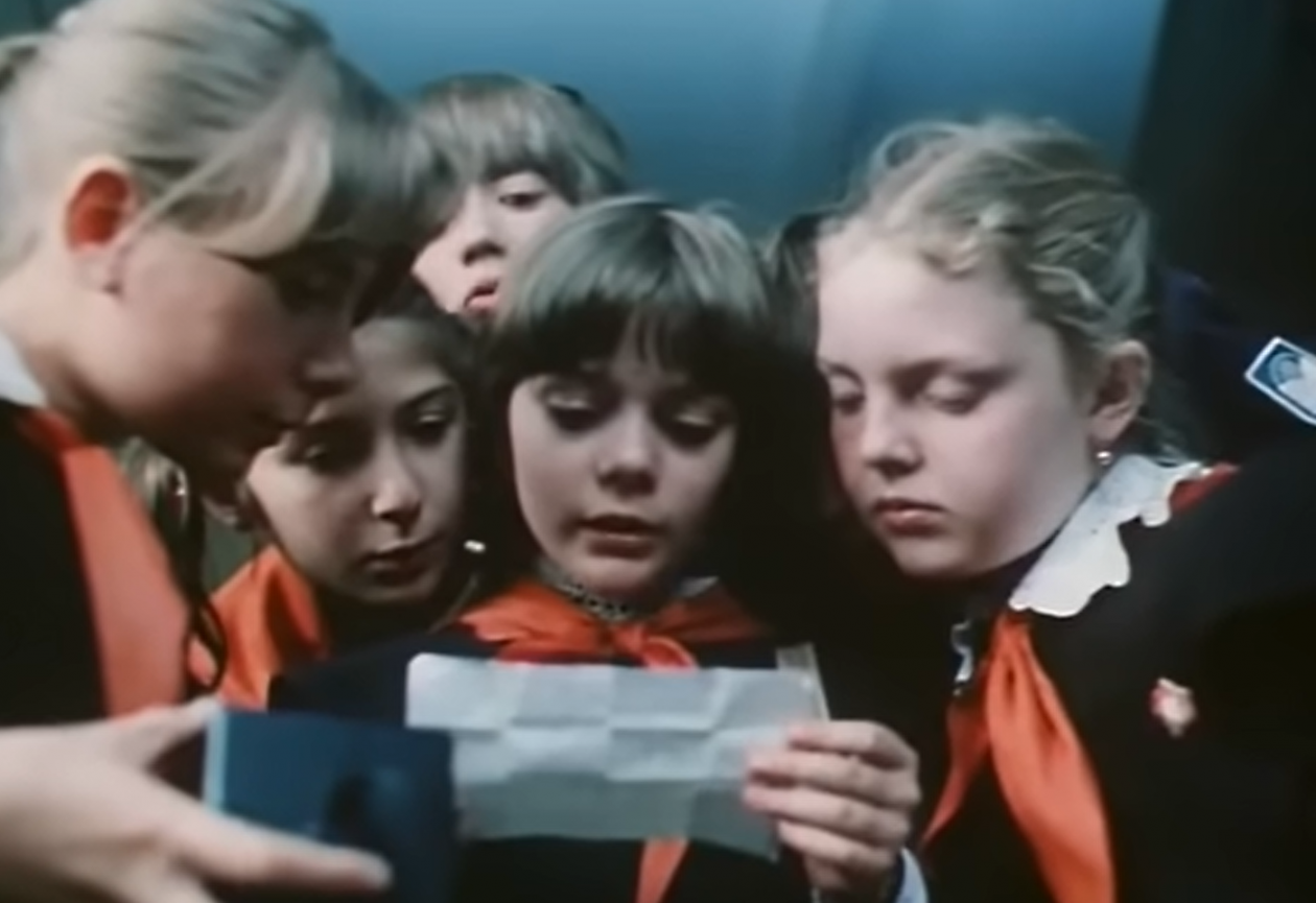 Тематическое фото кадр из сериала &quotГостья будущего&quot (6+)