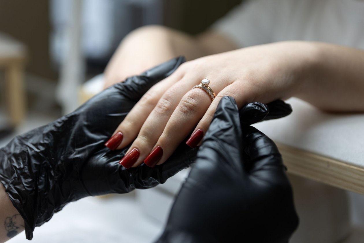 Не френч и не стилеты: 3 главных маникюра на май - пальцы выглядят моложе и нежнее ИА SevastopolMedia