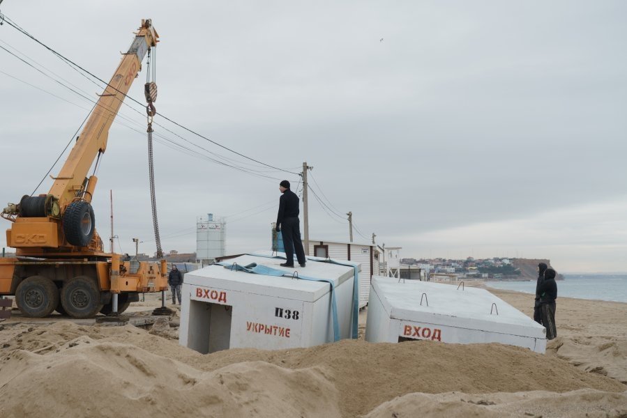 Укрытия очистили от песка и перенесли Правительство Севастополя