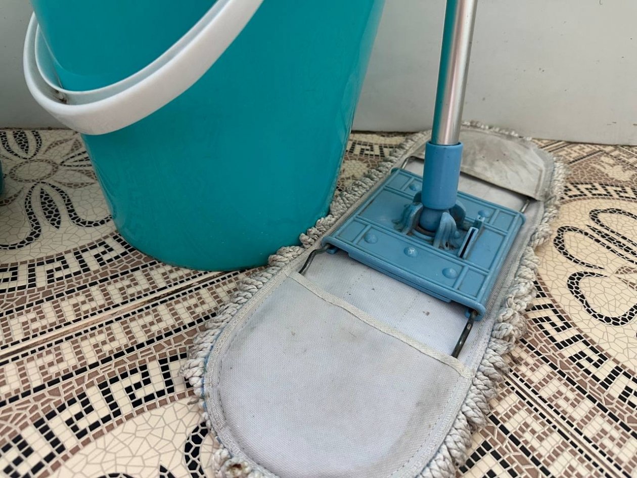 Лью в ведро 200 г - пол чистый до неприличия неделю: для ламината, линолеума, плитки ИА SevastopolMedia