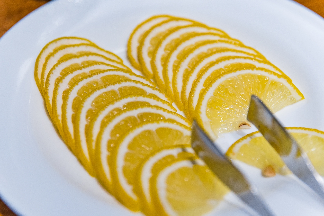 Не только в чай: умные хозяйки лимоны скупают килограммами и кидают в морозилку — полезнее свежих Илья Аверьянов, ИА PrimaMedia
