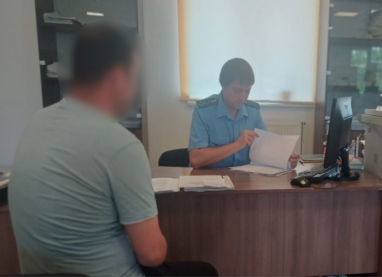 Нарушителя доставили в отделение ГУФССП по РК и Севастополю