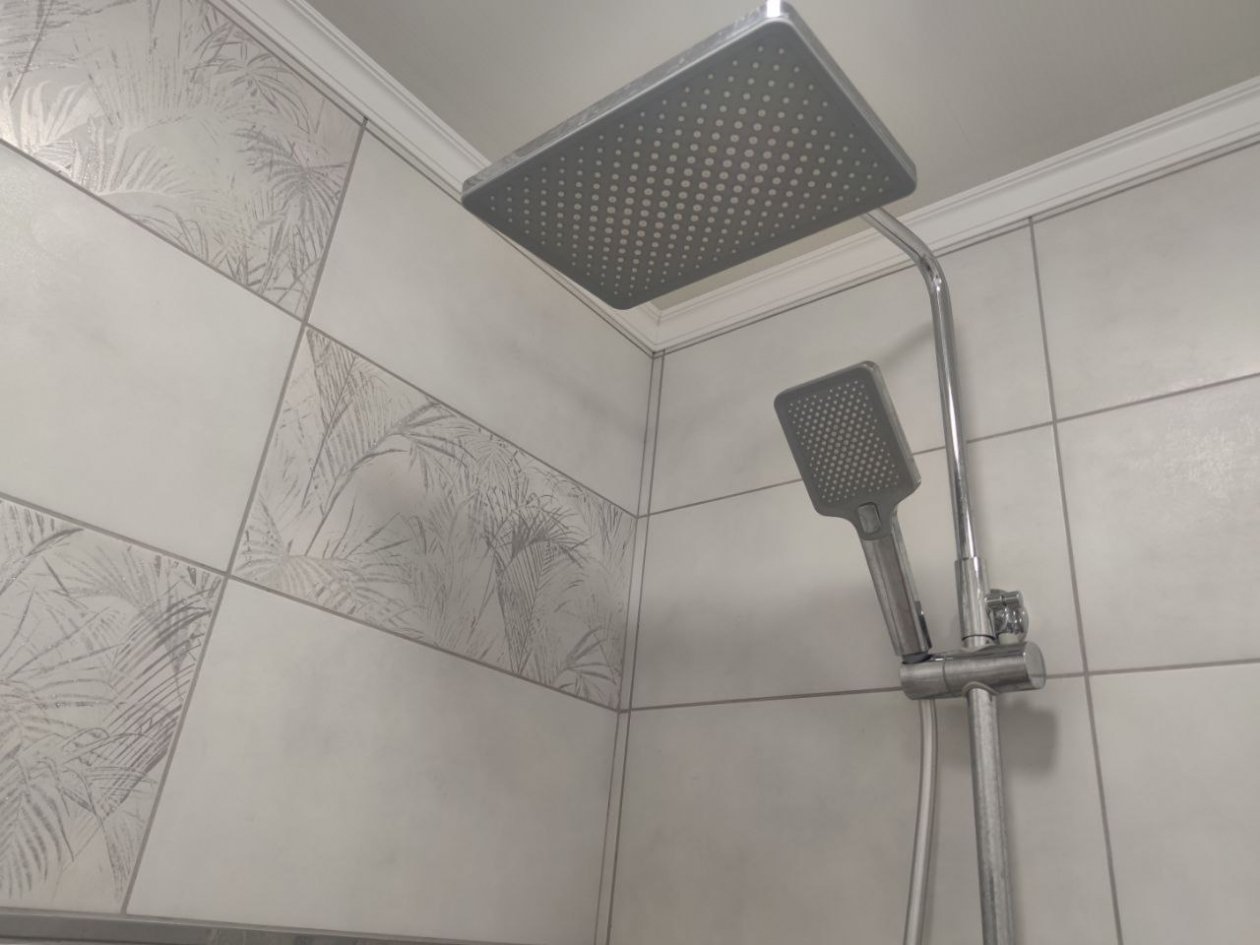 1 бутылек - и швы между плитками светлеют на глазах: ни известкового налета, ни черной плесени ИА SevastopolMedia.ru