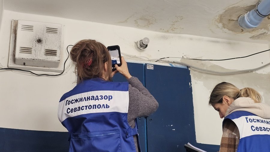Специалисты проверили состояние крыши Правительство Севастополя