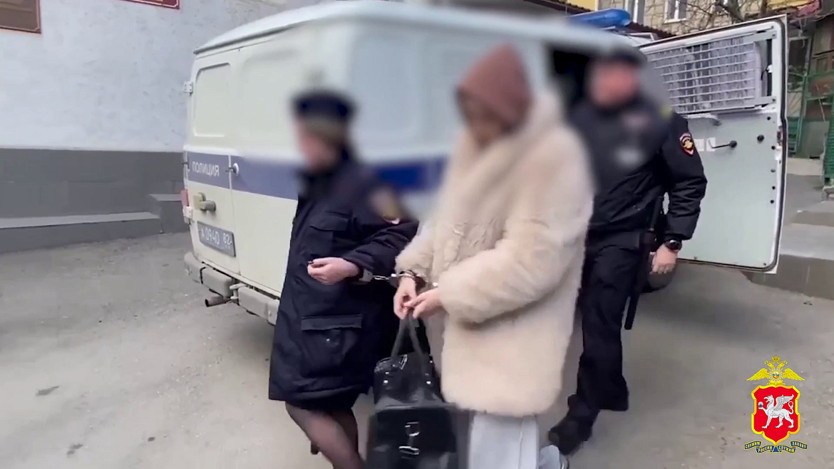 Курьера аферистов задержали МВД Крыма