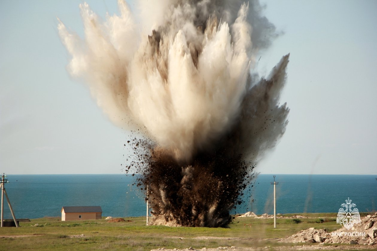 Авиабомбу уничтожили недалеко от села ГУ МЧС России по Республике Крым