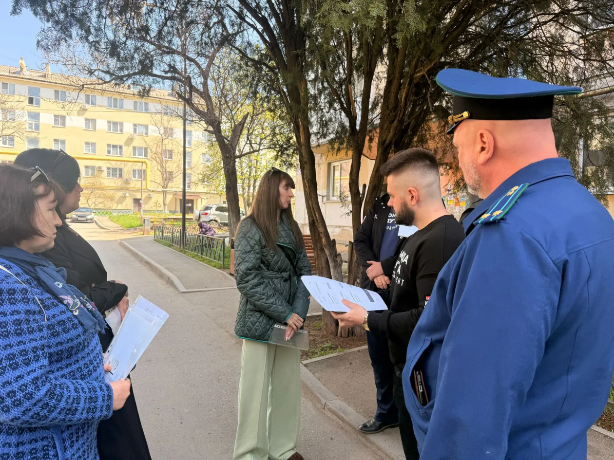 Общественники встретились с жителями дома Народный фронт Крыма