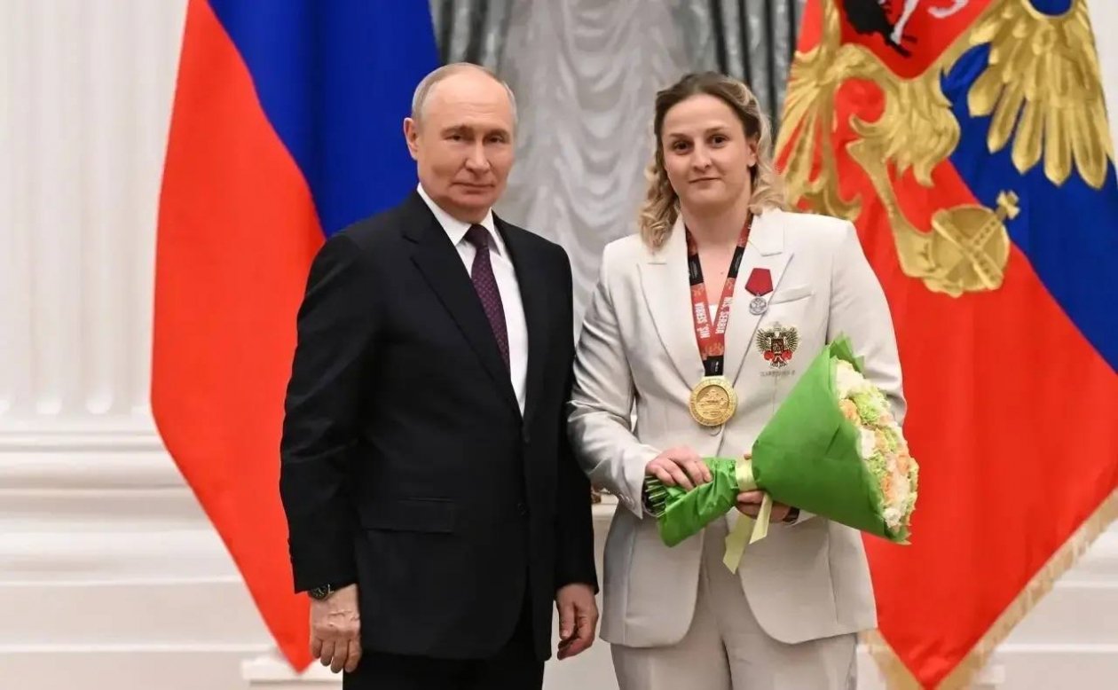 Президент вручил спортсменке награду Соцсети М. Развожаева