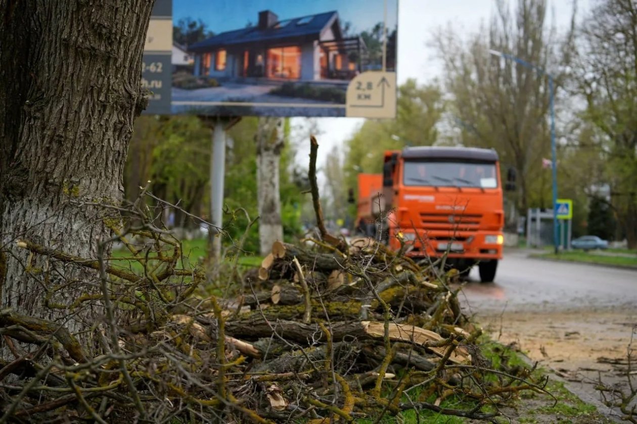 В Керчи устраняют последствия непогоды Соцсети О. Каторгина