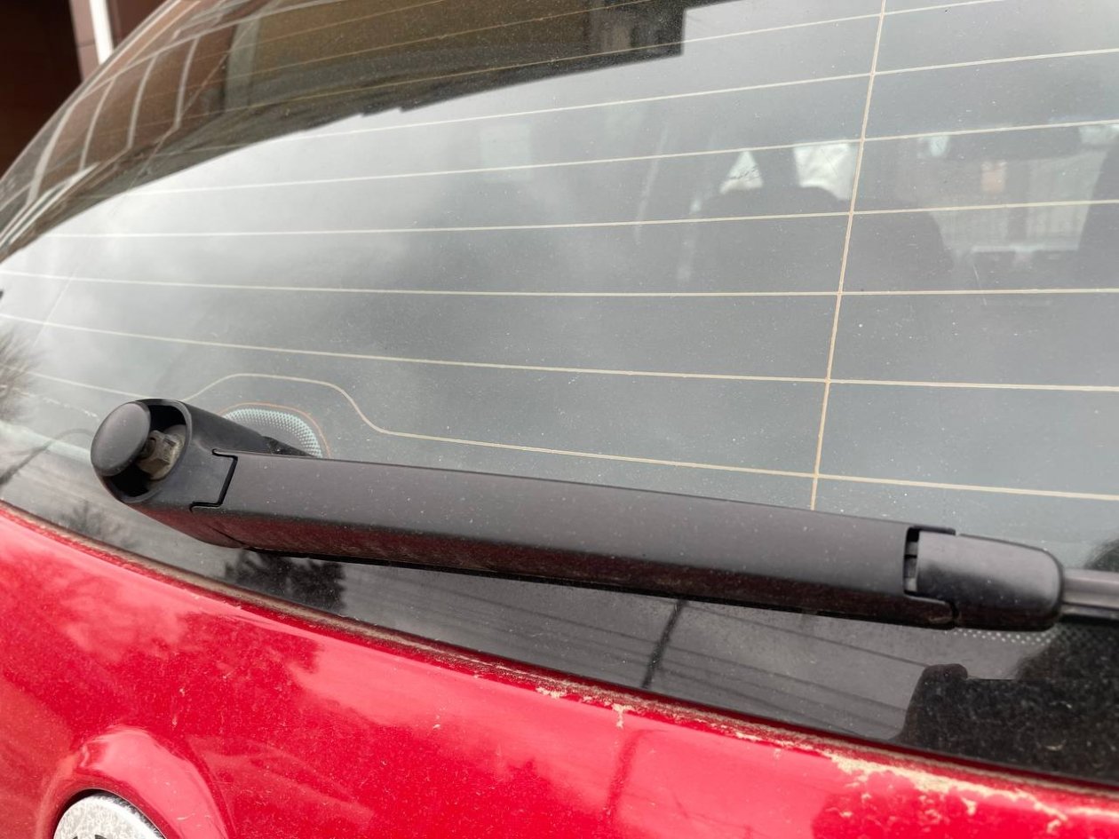 1 колпачок в бачок омывателя - и дворники трут бесшумно: ни скрипа, ни жирной пленки, ни разводов - трюк дальнобойщиков ИА SevastopolMedia