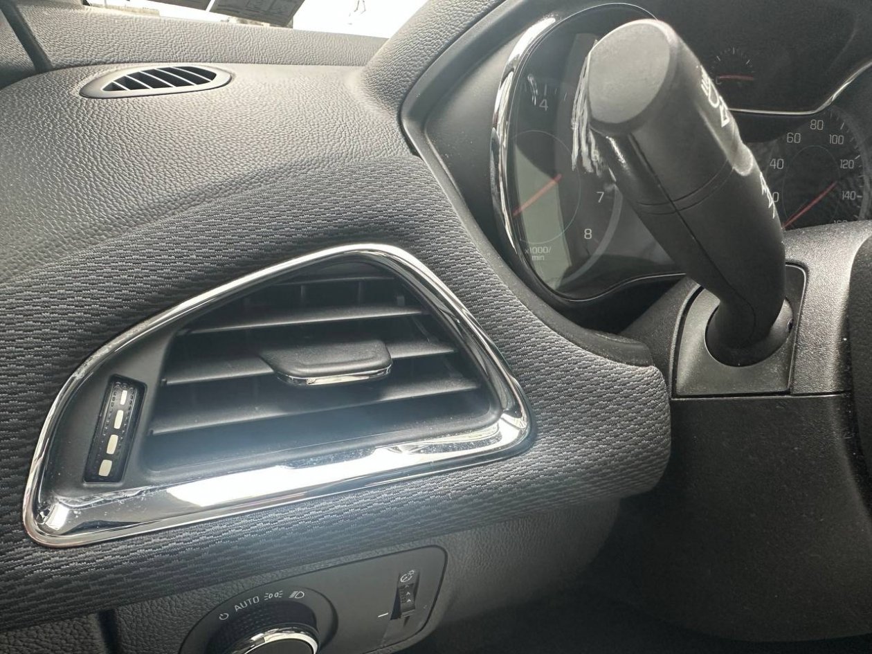 5 минут перед парковкой - и кондиционер в авто не завоняет сыростью: ни бактерий, ни запаха тухлятины в салоне. Работает лучше химчистки ИА SevastopolMedia