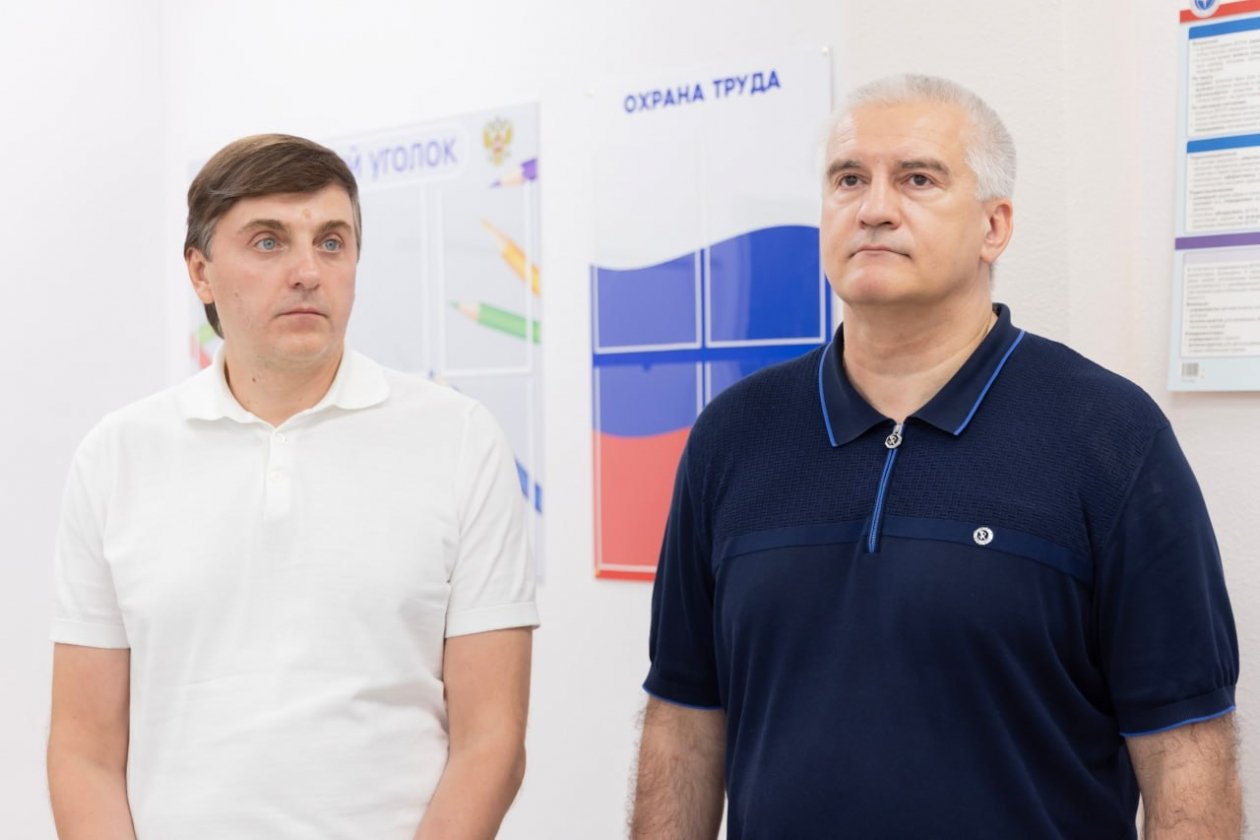 Глава Крыма и министр просвещения побывали в школе