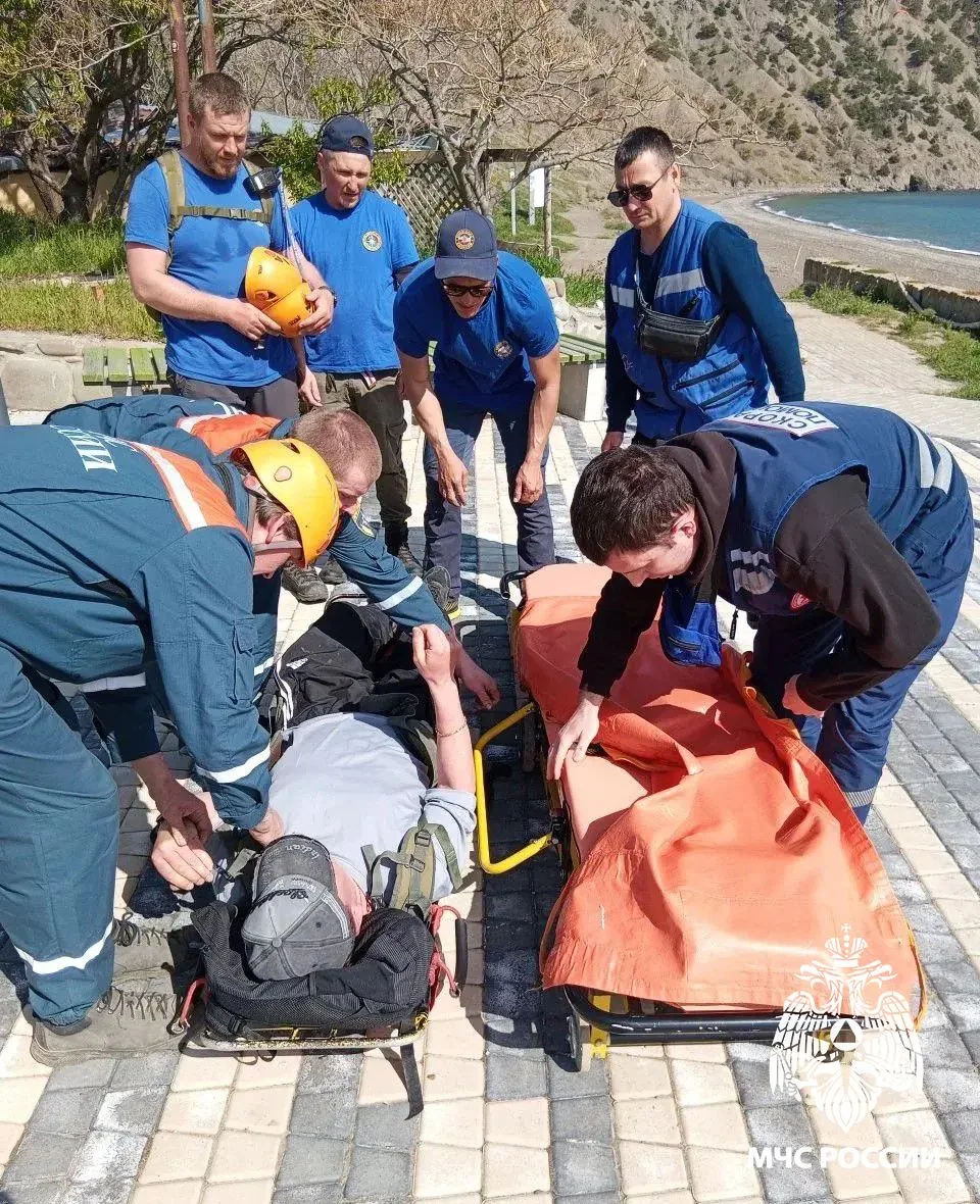 Спасатели доставили мужчину медикам ГУ МЧС России по Республике Крым