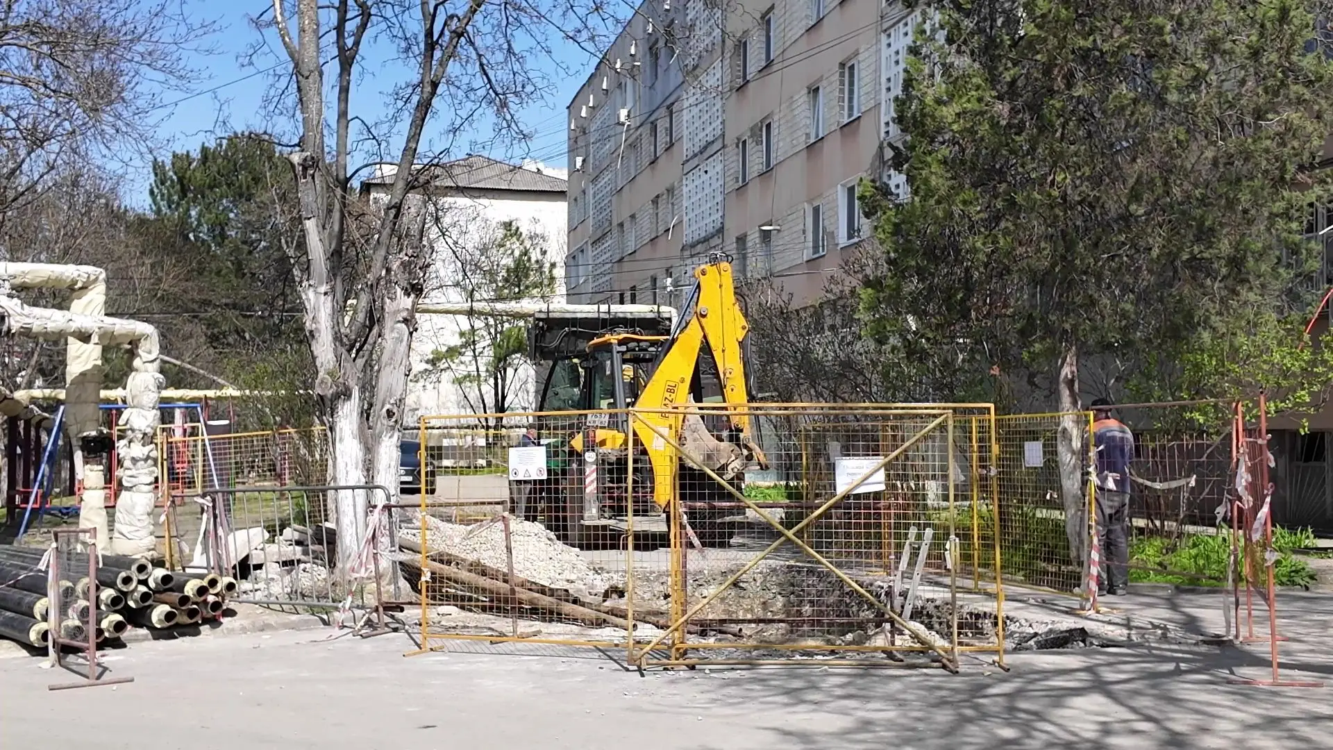 Работы возле дома уже завершают Народный фронт Крыма