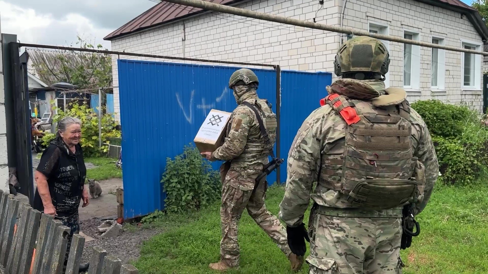 Бойцы помогают оставшимся жителям Пресс-служба группировки войск &quotСевер&quot