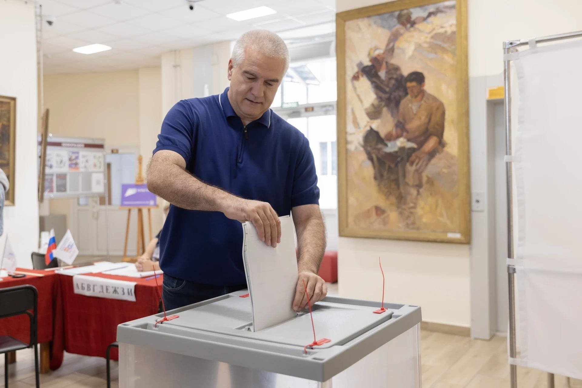 Сергей Аксенов проголосовал на выборах Соцсети С. Аксенова